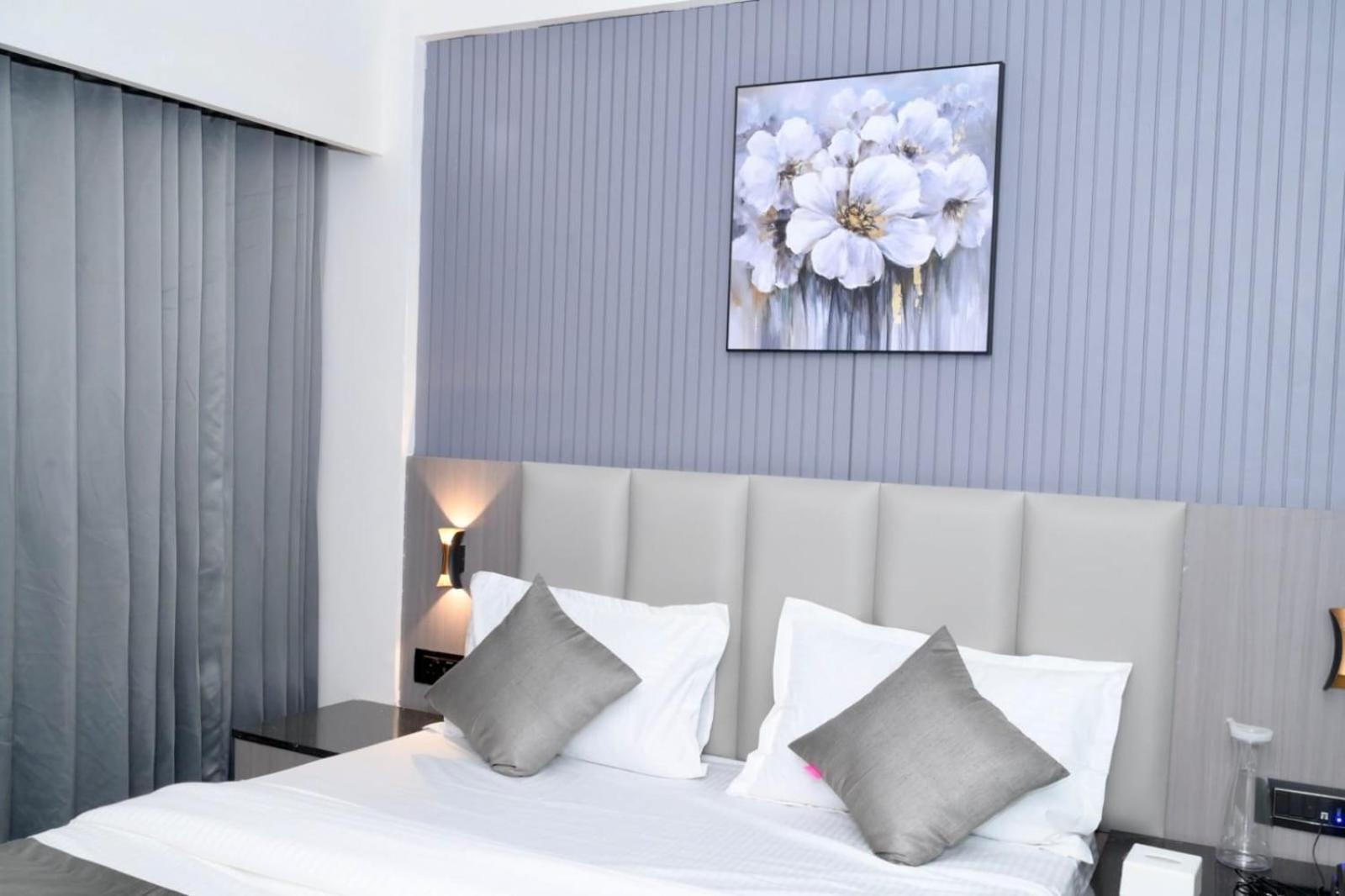 Hotel Dream อาเมดาบัด ภายนอก รูปภาพ