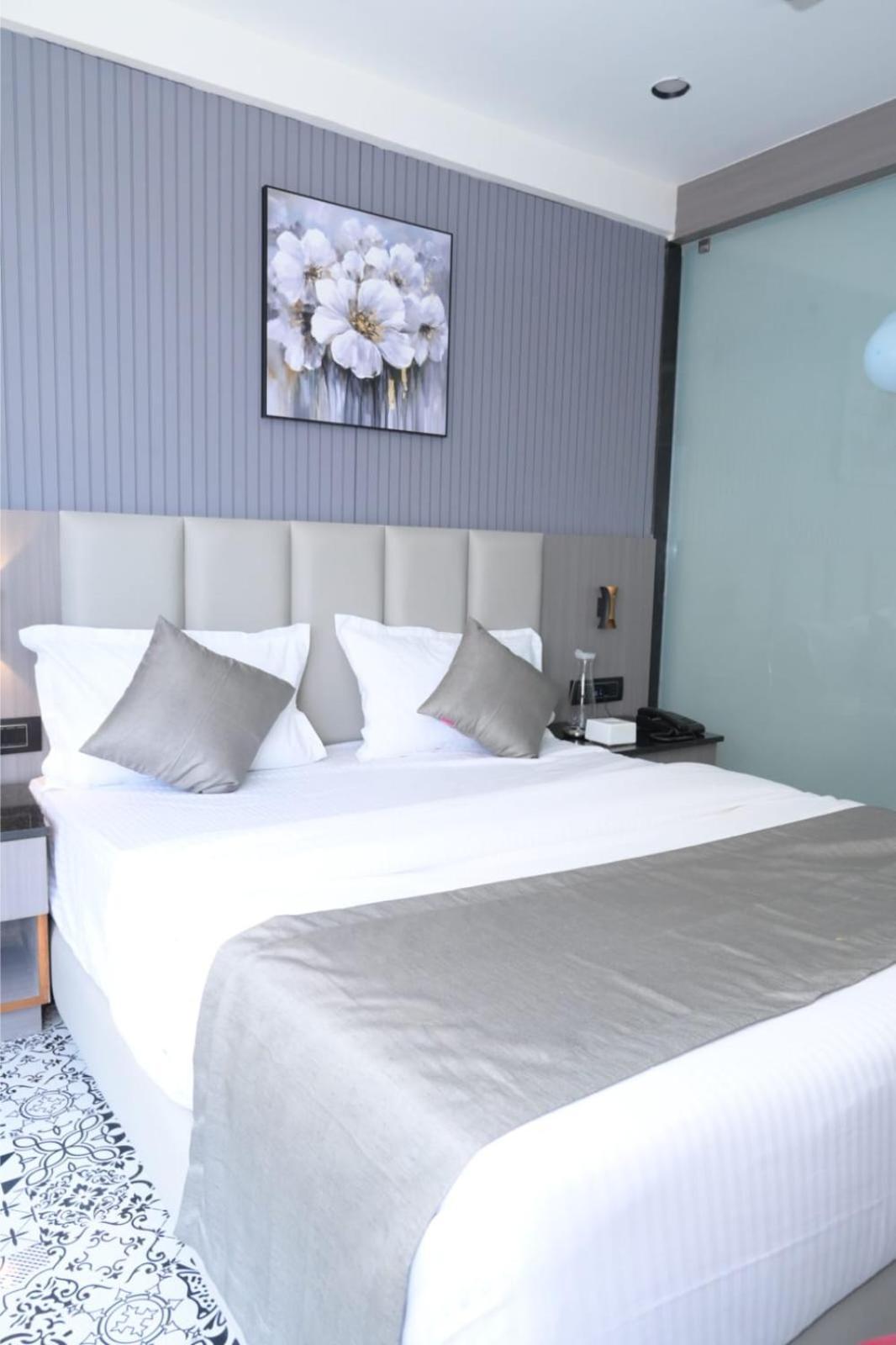 Hotel Dream อาเมดาบัด ภายนอก รูปภาพ